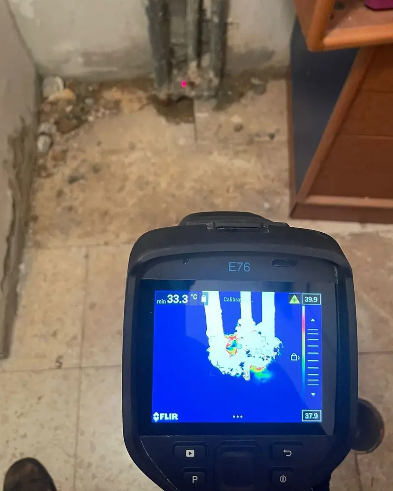 מצלמה תרמית שמראה בכחול ולבן צינור חם מאחורי הקיר